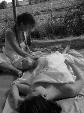 Il Cuore del Massaggio Ayurvedico - Massaggio Anuloma (rilassante) - Ayurveda Monaci Erranti
