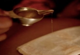 Trattamento Pichu – gli impacchi di olio. - Ayurveda Monaci Erranti